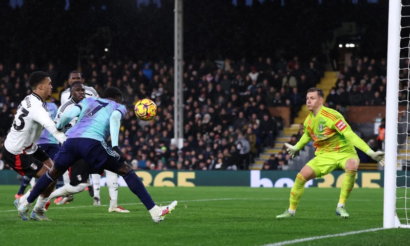 Arsenal bung sức để đánh bại Fulham